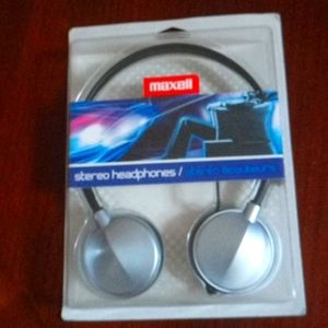 Maxwell stereo headphoned
